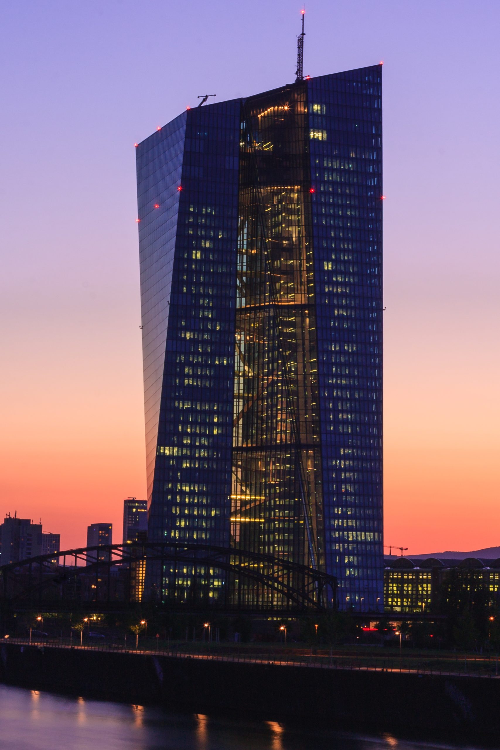 Banca centrale europea: tassi “prepararsi sia ai rialzi che a uno stop”