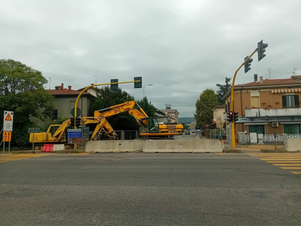 Confesercenti Arezzo, cantiere fermo in via Fiorentina: “Rimuovere la ruspa immobile e rinviare il cantiere”