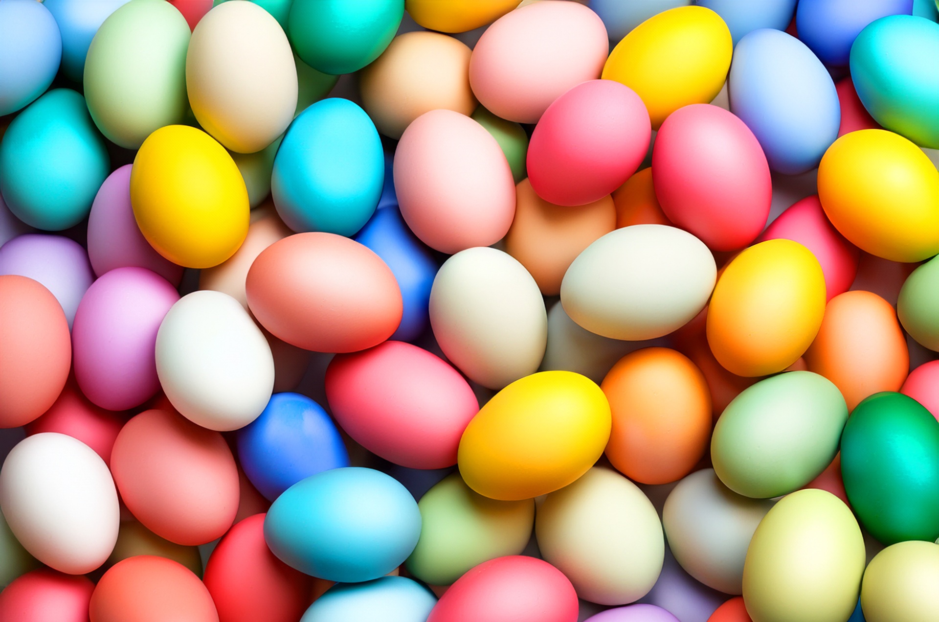 Pasqua: Confesercenti-Ipsos, voglia di festa, ma con un occhio al budget. Per il pranzo spesa prevista 2,4 miliardi di euro, in 5,6 milioni celebreranno al ristorante