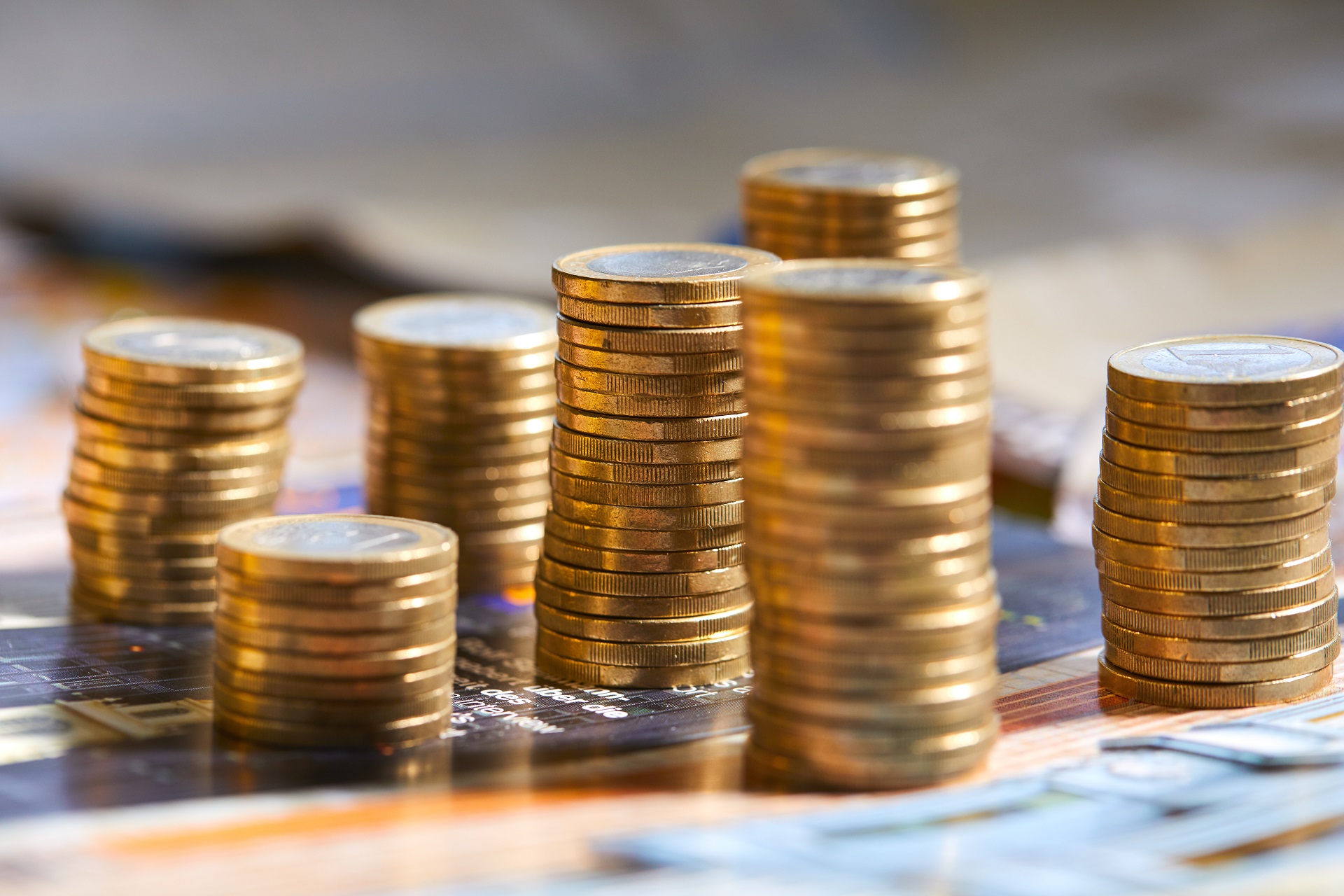 Bollette: Confesercenti, tra giugno e agosto stangata da 870 milioni sulle imprese di commercio e turismo, per alberghi e ristoranti costi fino al 50% in più